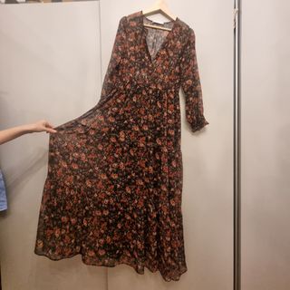 Vestido vintage largo oscuro,  estampado floral.