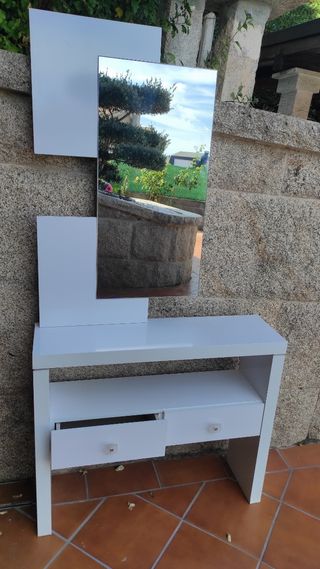 Recibidor moderno blanco con espejo
