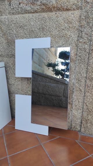 Recibidor moderno blanco con espejo