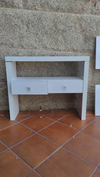 Recibidor moderno blanco con espejo