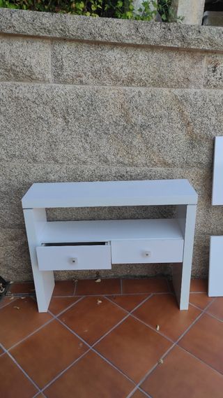 Recibidor moderno blanco con espejo