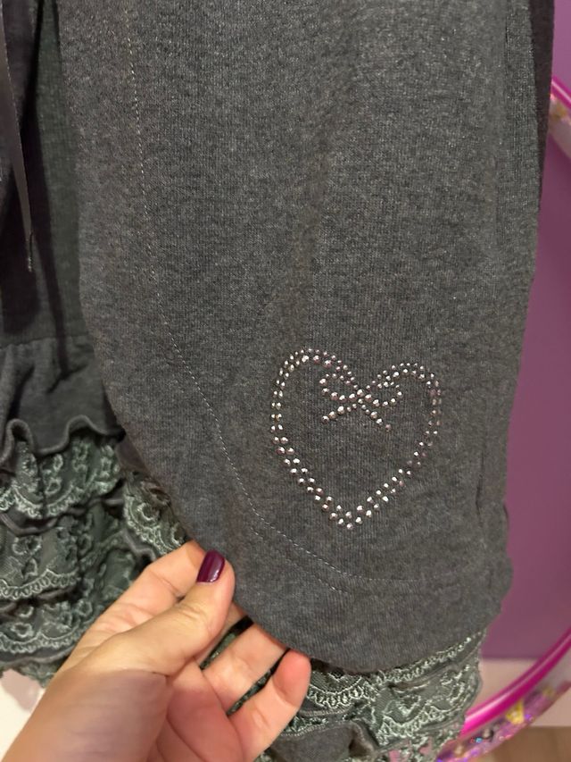 Completo giacca con cappuccio e rouches