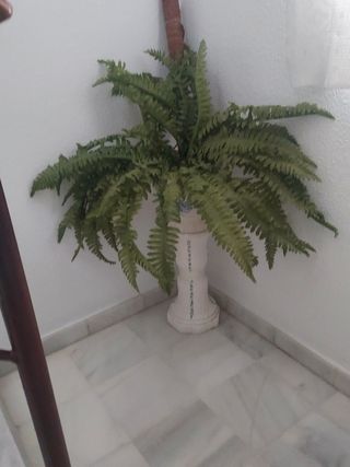 Macetero con planta artificial verde