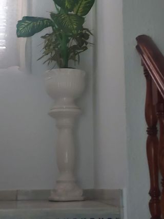 Macetero con planta artificial verde