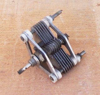 CONDENSATORE VARIABILE ISOLATO IN CERAMICA