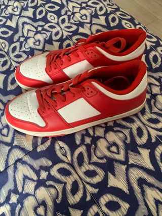 Zapatillas rojas y blancas