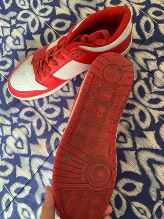 Zapatillas rojas y blancas