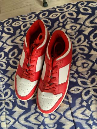 Zapatillas rojas y blancas