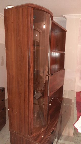Mueble de comedor de madera y cristal