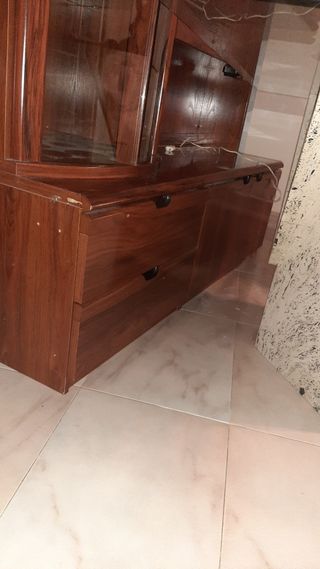Mueble de comedor de madera y cristal