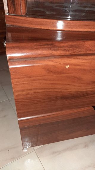 Mueble de comedor de madera y cristal