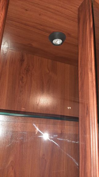Mueble de comedor de madera y cristal