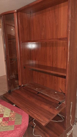 Mueble de comedor de madera y cristal