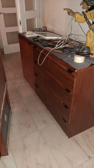 Mueble de comedor de madera y cristal
