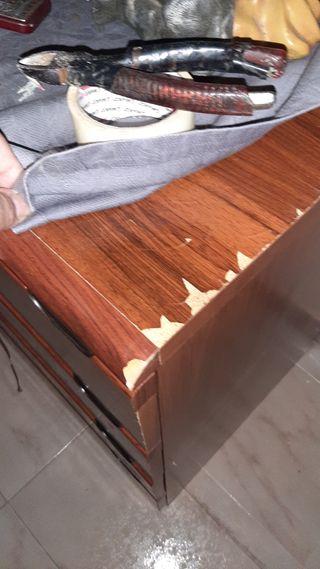 Mueble de comedor de madera y cristal