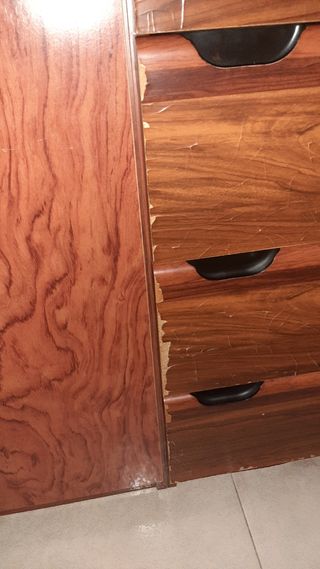 Mueble de comedor de madera y cristal