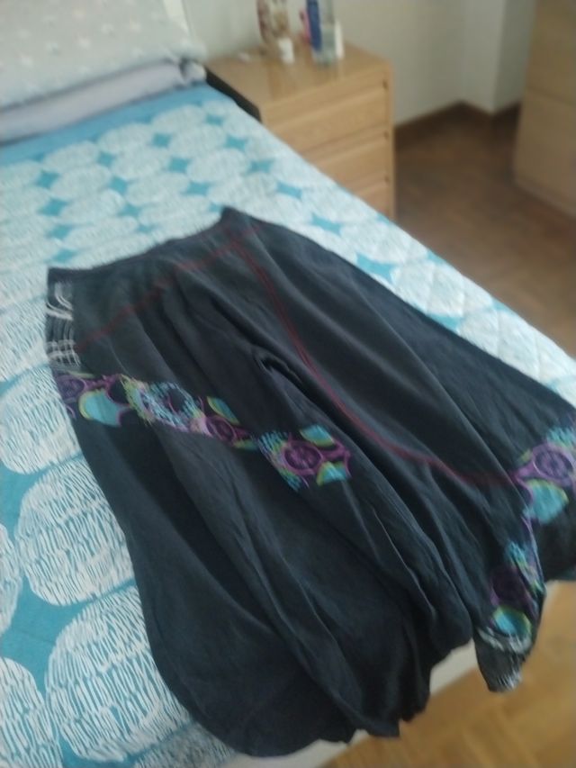 Pantalón hippie negro y morado