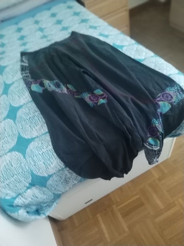 Pantalón hippie negro y morado