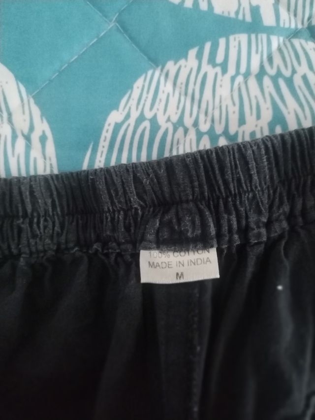 Pantalón hippie negro y morado