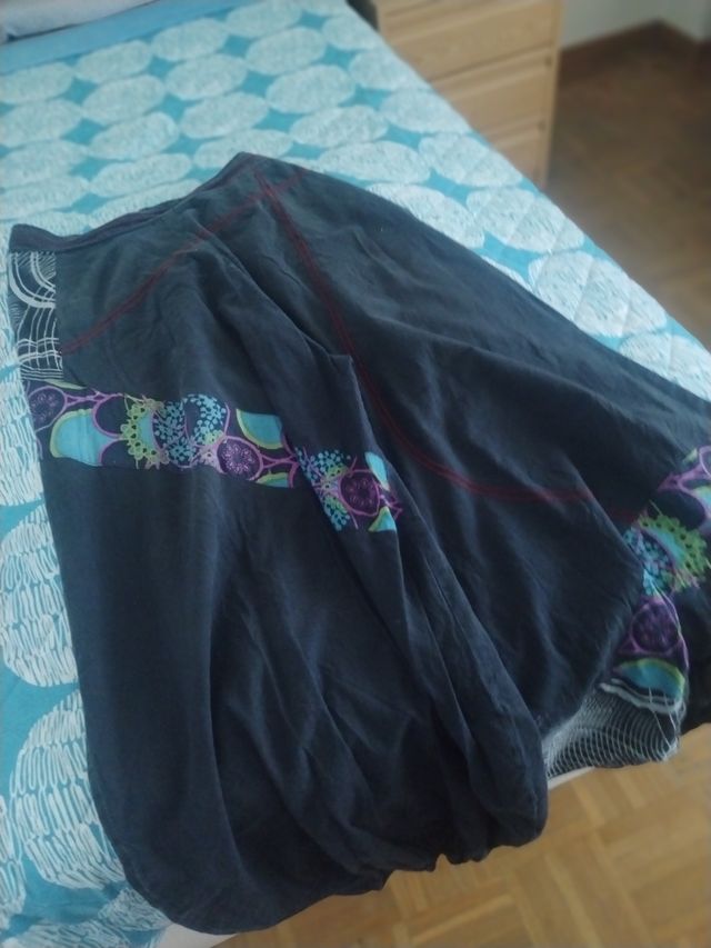 Pantalón hippie negro y morado