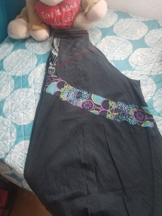 Pantalón hippie negro y morado