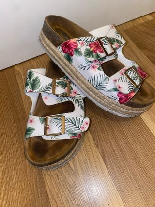 Sandalias florales con hebilla dorada