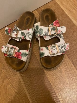 Sandalias florales con hebilla dorada