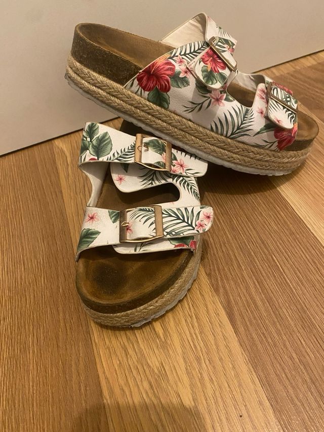 Sandalias florales con hebilla dorada