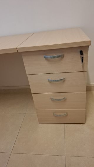Mesa de despacho de madera beige