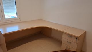 Mesa de despacho de madera beige