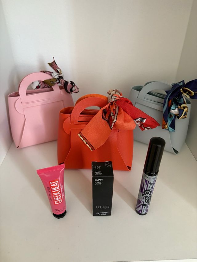 bolso decorativo con maquillaje