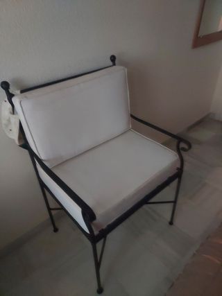 Sillón de forja con cojines blancos
