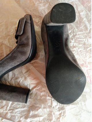 Décolleté Prada grigie con fibbia 
