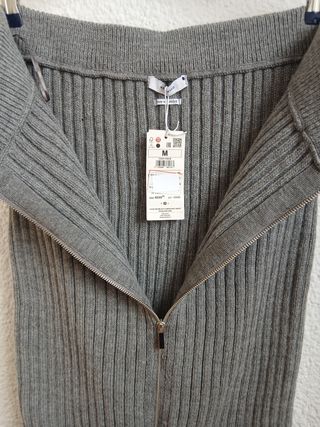 Falda midi Reserved gris cremallera