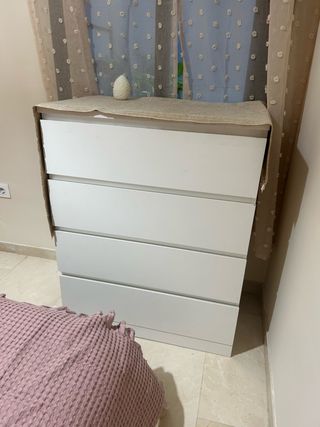 Cómoda blanca y beige