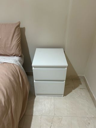 Cómoda blanca y beige