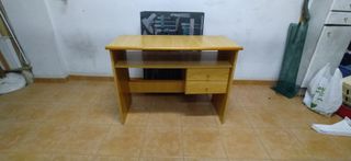 Escritorio madera + 7 paneles herramientas. 