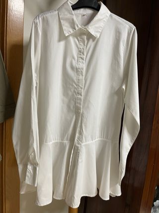 Camisa blanca con volantes