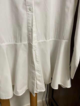 Camisa blanca con volantes
