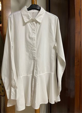 Camisa blanca con volantes