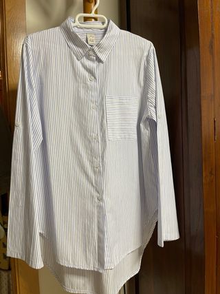 Camisa blanca con volantes