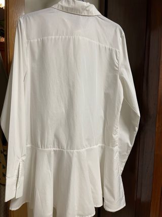 Camisa blanca con volantes