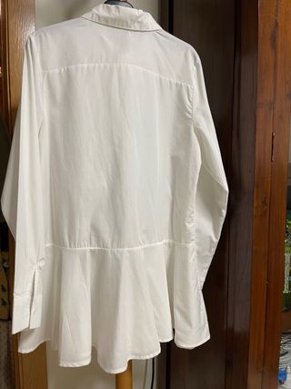 Camisa blanca con volantes