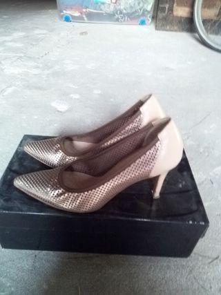 Zapatos de salón elegantes beige y dorados