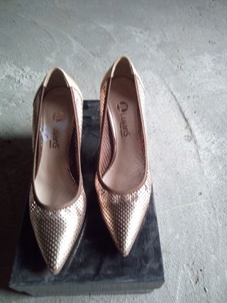 Zapatos de salón elegantes beige y dorados