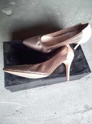 Zapatos de salón elegantes beige y dorados