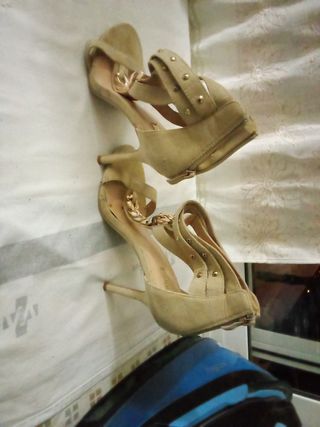 Zapatos de tacón beige con detalles dorados