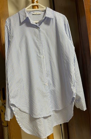 Camisa de rayas azul y blanca