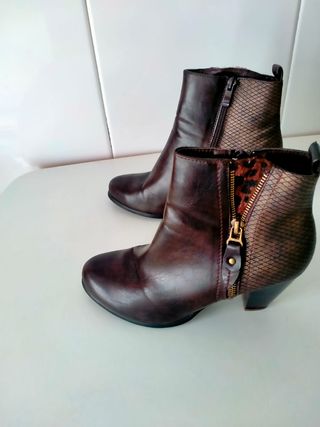 Botines marrones con estampado animal