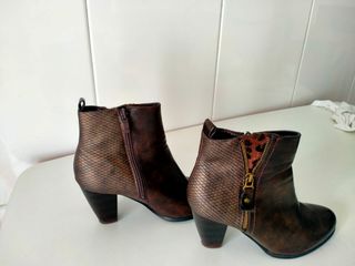 Botines marrones con estampado animal
